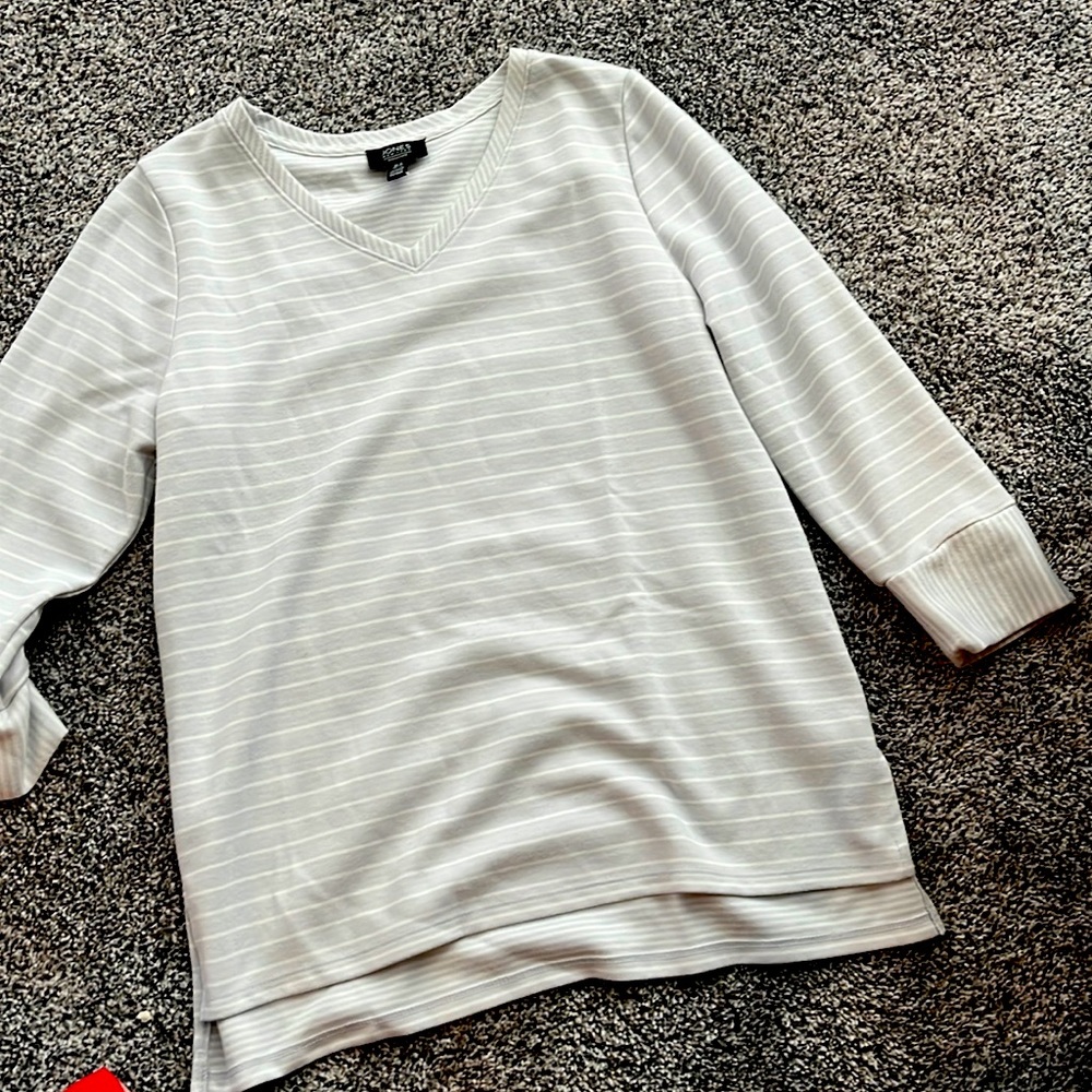 Jones NY v-neck top